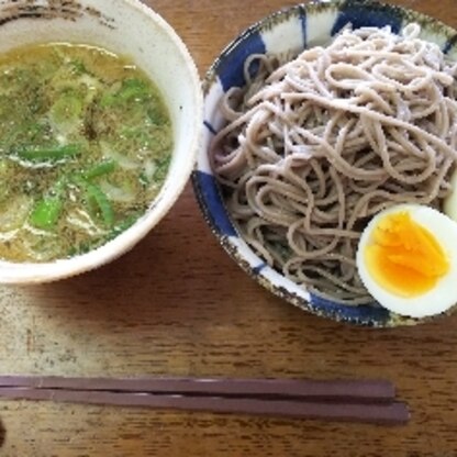 つけ麺大好きなダンナと息子が大喜び。ラーメン屋さんのように、つゆを温め直しながら完食。茹で卵は8分、ごまは大匙1でOK、我が家風に氷玉葱を一個足しました。